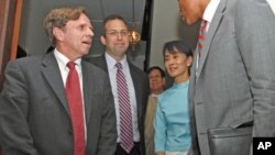 Burma's pro-democracy leader Aung San Suu Kyi meets with the new U.S. special envoy to Myanmar Derek Mitchell (C) and U.S. Assistant Secretary of State for Democracy Human Rights and Labor Michael Posner (L) at her home in Yangon, Burma, November 4, 2011.