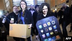 Sarah Ryan và Shelby Knox của hội change.org mang các kiến nghị tới cửa hàng Apple tại Grand Central, New York, yêu cầu Apple giải quyết các chỉ trích về điều kiện làm việc khắc nghiệt của các công nhân tại cơ xưởng Apple ở Trung Quốc
