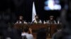 Juru bicara Taliban Zabihullah Mujahid (tengah) berbicara pada konferensi pers pertama di Kabul, usai rezim Taliban mengambil alih kekuasaan dari pemerintahan yang didukung pasukan internasional di Afghanistan, 17 Agustus 2021 (foto: dok).