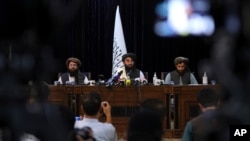 Juru bicara Taliban Zabihullah Mujahid (tengah) berbicara pada konferensi pers pertama di Kabul, usai rezim Taliban mengambil alih kekuasaan dari pemerintahan yang didukung pasukan internasional di Afghanistan, 17 Agustus 2021 (foto: dok).