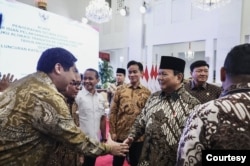 Presiden Indonesia Prabowo Subianto bersama sejumlah anggota Kabinet Merah Putih di Istana Negara, Jakarta, Selasa (10/12) (foto: dok).