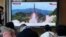 Una pantalla de televisión en una estación de trenes de Corea del Sur muestra imágenes de un lanzamiento de misiles por Corea del Norte el 14 de marzo de 2023.