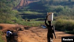 Women fetch water from a stream after Cyclone Idai in Chipinge, Zimbabwe, March 25,2019. REUTERS/Philimon Bulawayo