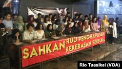 Kelompok mahasiswa, pers mahasiswa, dan aktivis di Bandung berdeklarasi mendesak pengesahan RUU Penghapusan Kekerasan Seksual (RUU P-KS) yang saat ini mandek di DPR, Rabu, 5 Desember 2018. (Foto Rio Tuasikal/VOA)