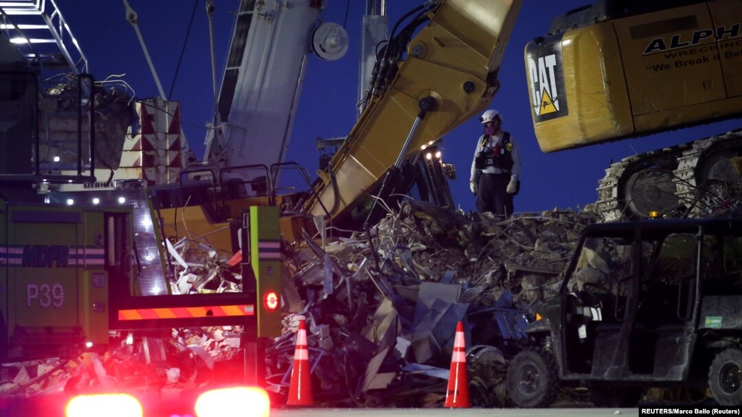 Para petugas SAR melanjutkan upaya pencarian setelah merobohkan sisa dari bangunan apartemen yang runtuh, Champlain Towers South, di Surfside, Florid, Selasa, 6 Juli 2021. (Foto: Reuters)