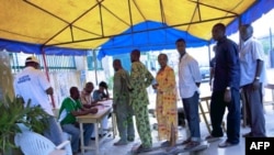 Cử tri Nigeria đăng ký bỏ phiếu chọn Thống đốc các bang