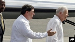 Followed by Cuba's Foreign Minister Bruno Rodriguez, former President Jimmy Carter (r) arrives to the Jose Marti airport in Havana, March 28, 2011