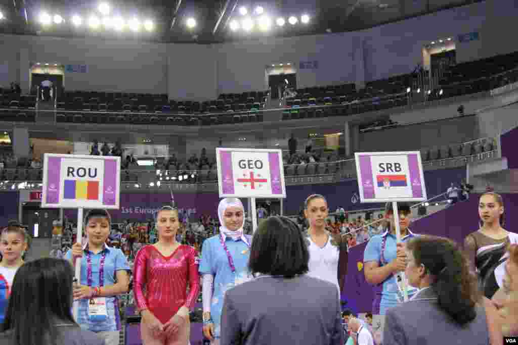 Milli Gimnastika Arenasında Qadin və Kişilərdən ibarət akrobatika