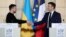 Tổng thống Pháp Macron gặp Tổng thống Ukraine Zelenskyy ở Paris, 16/2/2024. (Thibault Camus/Pool via REUTERS)