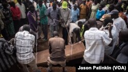 Une cérémonie funéraire dans le camp de Kajo Keji, au Soudan du Sud, 5 novembre 2017.