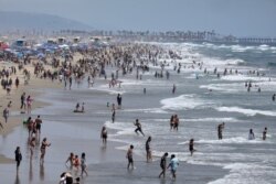 Orang-orang berduyun-duyun ke pantai untuk menikmati akhir pekan panjang Memorial Day, di Santa Monica, California, AS 30 Mei 2021. (REUTERS/David Swanson)