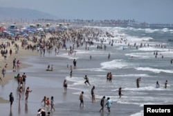 Orang-orang berduyun-duyun ke pantai untuk menikmati akhir pekan panjang Memorial Day, di Santa Monica, California, AS 30 Mei 2021. (REUTERS/David Swanson)