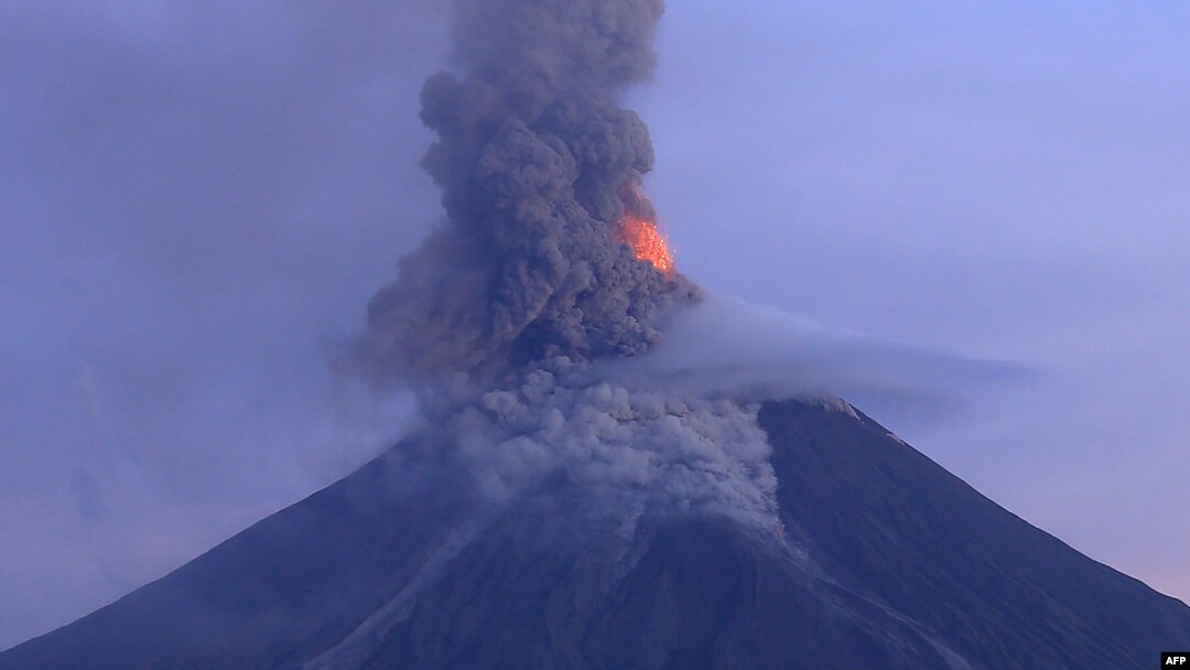 Foto yang diambil dengan drone ini menunjukkan gumpalan abu vulkanik yang disemburkan oleh gunung berapi Mayon yang masih terus erupsi, terlihat dari kota Legazpi di provinsi Albay, selatan Manila, 24 Januari 2018.