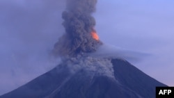 Foto yang diambil dengan drone ini menunjukkan gumpalan abu vulkanik yang disemburkan oleh gunung berapi Mayon yang masih terus erupsi, terlihat dari kota Legazpi di provinsi Albay, selatan Manila, 24 Januari 2018.