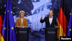 El canciller alemán, Olaf Scholz, y la presidenta de la Comisión Europea, Ursula von der Leyen durante una conferencia de prensa en Schloss Meseberg, Alemania, el 5 de marzo de 2023.