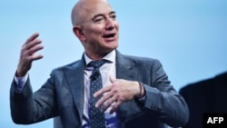 En esta fotografía tomada el 22 de octubre de 2019, el fundador de Blue Origin, Jeff Bezos, habla en Washington, DC.