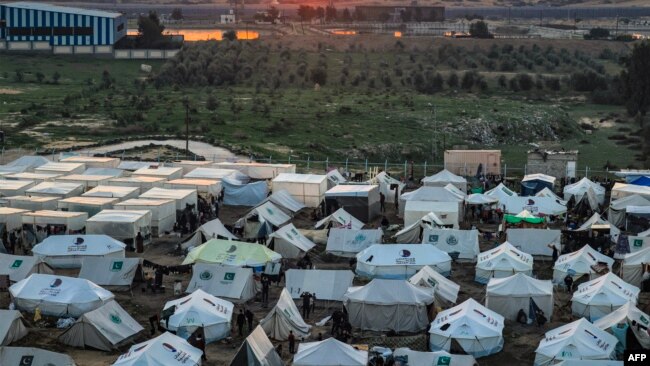 Tiendas de campaña en Egipto que albergan a palestinos desplazados por el conflicto en Gaza entre Israel y el movimiento palestino Hamás, en Rafah, en el sur de la Franja de Gaza, el 18 de diciembre de 2023