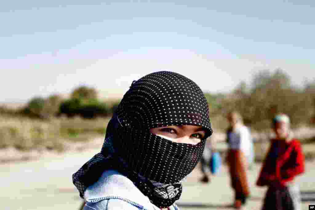 A young cotton picker. (VOA - Y. Weeks)