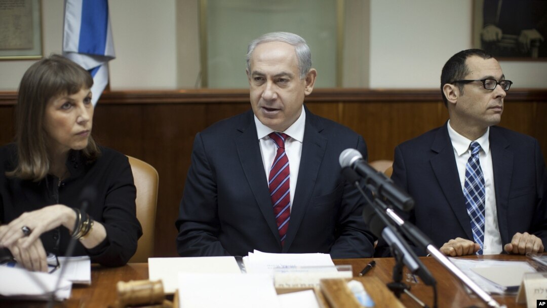 Perdana Menteri Israel Benjamin Netanyahu (tengah) dalam rapat kabinet mingguan di kantornya di Yerusalem (6/1).