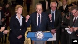 El líder de la minoría del Senado, Charles Schyumer, habla acompañado de los senadores Debbie Stabenow y Bernie Sanders durante una conferencia de prensa en el Capitolio.