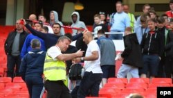 La moitié du stade d'Old Trafford a été évacuée avant que le match Manchester United-Bournemouth à Manchester, Grande-Bretagne, le 15 mai 2016. epa/ PETER POWELL 