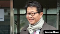 박근혜 정부의 초대 통일부 장관으로 내정된 류길재 북한대학원대학교 교수가 17일 서울 종로구 북촌로에 위치한 북한대학교대학원을 나서고 있다.