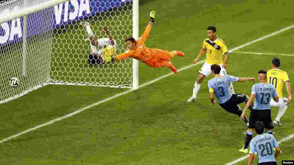 Uruguay's goalkeeper Fernando Muslera can't reach Colombia's James Rodriguez's shot, his second goal, during their 2014 World Cup round of 16 game at the Maracana stadium in Rio de Janeiro, June 28, 2014.