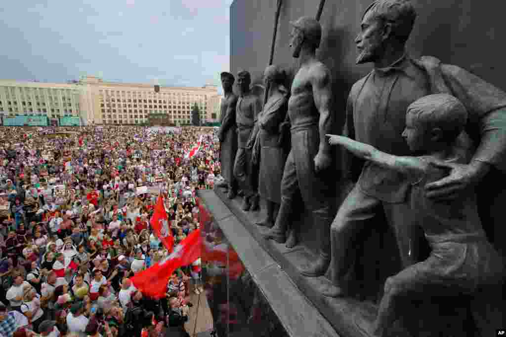 벨라루스 민스크에서 반정부 시위가 계속되는 가운데 파업에 들어간 국영 기업, 공장 직원들이 정부청사가 있는 독립광장에 집결했다.