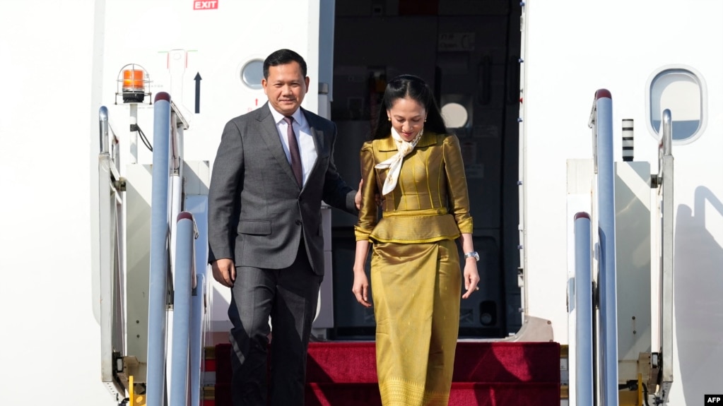 柬埔寨首相洪马内(左)抵达北京首都国际机场，出席2023年10月16日在北京举行的第三届“一带一路”高峰论坛。（法新社照片）(photo:VOA)