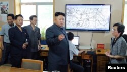 Pemimpin Korea Utara Kim Jong Un saat memberikan pengarahan di Lembaga Hydro Meteorologi Korea Utara (Foto: dok).