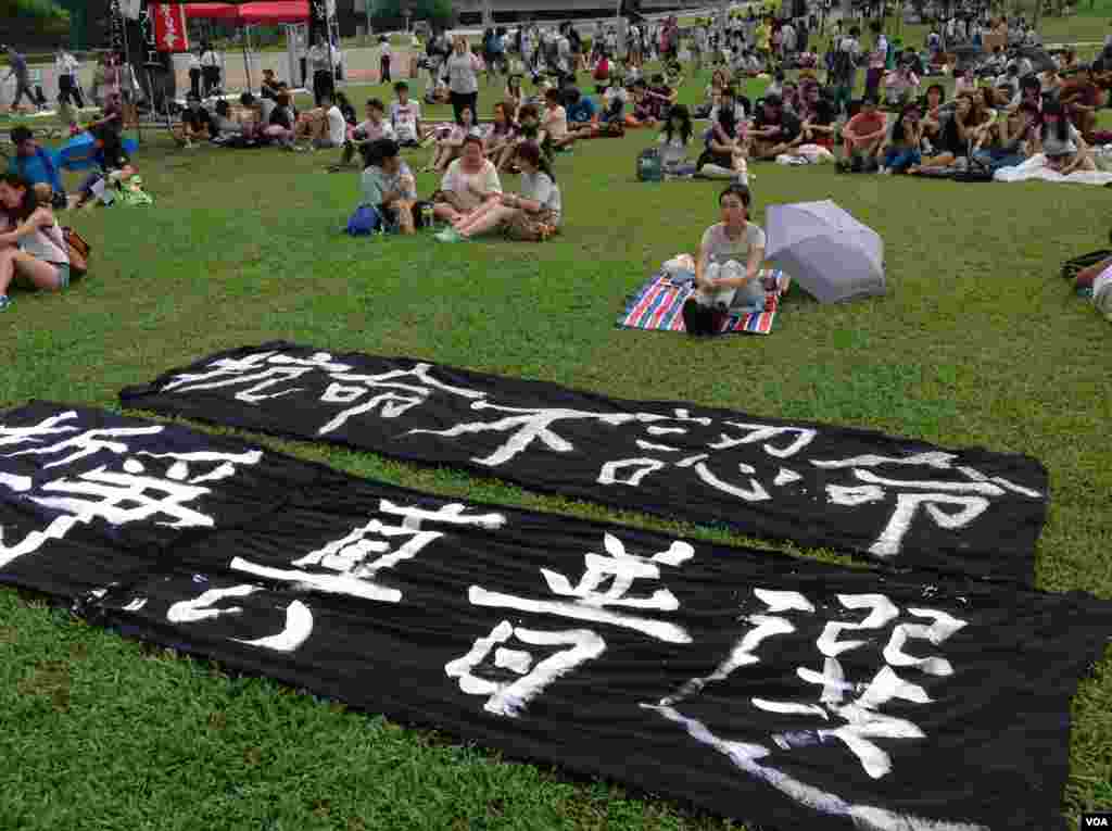 香港学联大专界罢课星期三继续在添马公园举行（美国之音图片／海彦拍摄）