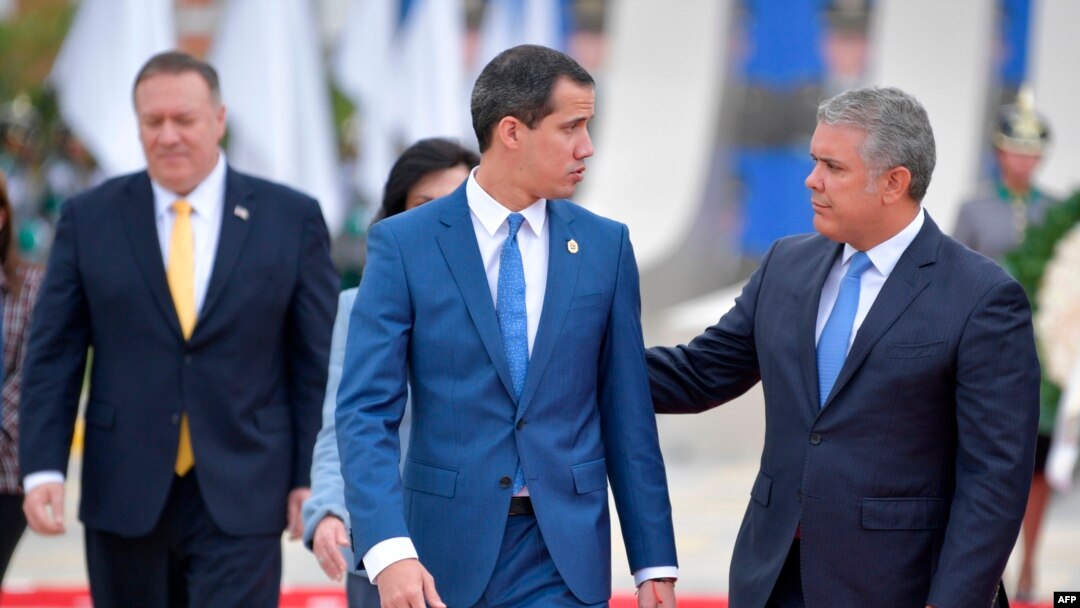 Presiden Kolombia Ivan Duque (kanan) berbincang dengan pemimpin oposisi Venezuela Juan Guaido dalam acara peresmian Konferensi Tingkat Menteri Pemberantasan Terorisme di Bogota, 20 Januari 2020. 