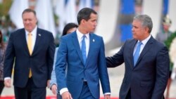 Lidè opozisyon an o Venezuela Juan Guaido, ant Prezidan kolonbyen an, Ivan Duque (adwat) avèk Sekretè Deta ameriken an, Mike Pompeo, nan okazyon 3èm Konferans Rejyonal sou Lit kont Teworism.