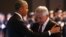 Barack Obama abraza a Chuck Hagel en el evento para agradecer por su gestión como secretario de Defensa. 