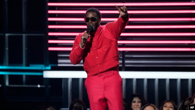 ARCHIVO - El presentador Sean "Diddy" Combs presenta el premio a la excelencia negra en los Billboard Music Awards, el 15 de mayo de 2022, en el MGM Grand Garden Arena de Las Vegas.