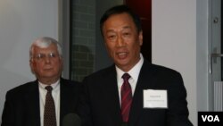 CEO Foxconn, Terry Gou (kanan) mengumumkan rencana membangun pabrik bernilai 10 milyar dollar di negara bagian Wisconsin, AS (foto: dok). 