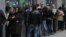 Españoles hacen fila en busca de trabajo en una oficina de empleos en Madrid.