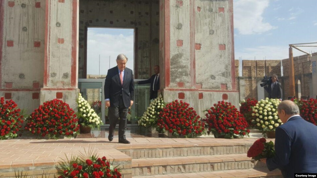 BMT Bosh kotibi Antoniu Guterrish Samarqandda Islom Karimov qabrini ziyorat qildi, 10-iyun, 2017