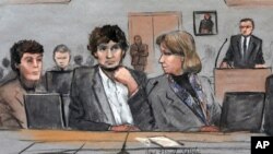 Sketsa gambar di pengadilan, Dzhokhar Tsarnaev (tengah), tersangka pembom Maraton Boston didampingi oleh pengacaranya dalam persidangan di Boston (foto: dok). 