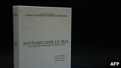 Французьке видання Historiciser le mal Une edition critique de Mein Kampf офіційно вийшло на початку червня 2021 р., але на полицях книги не виставляють