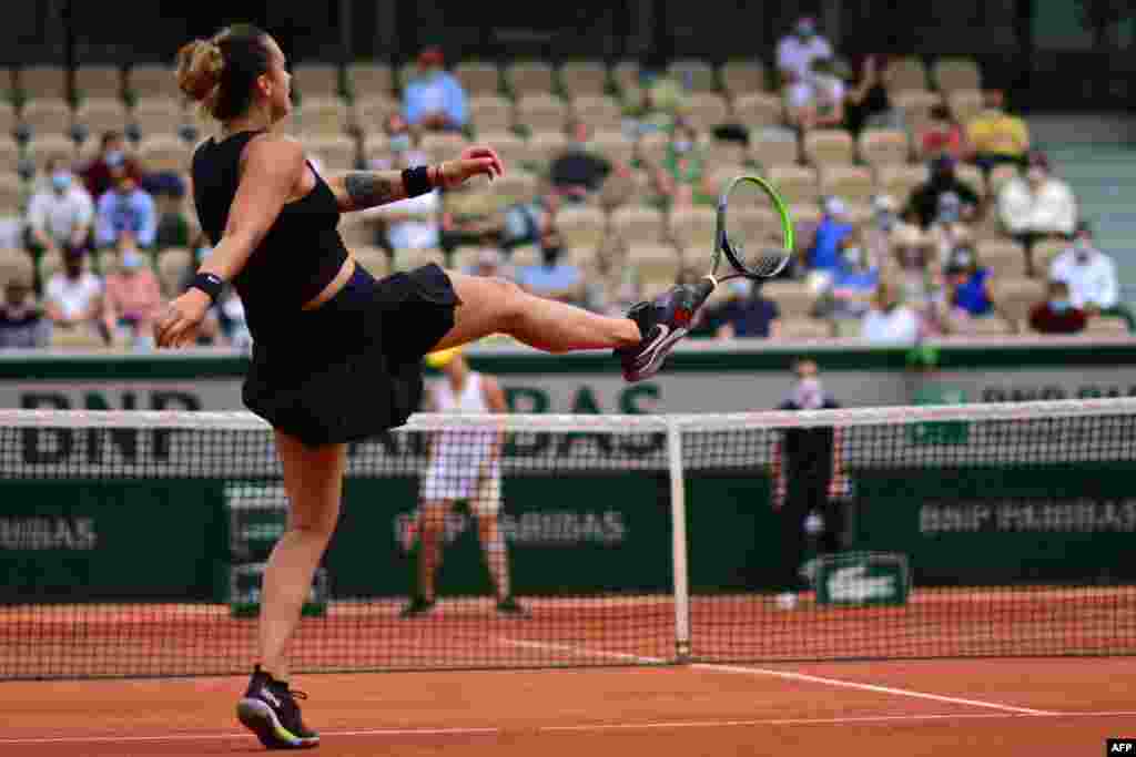 프랑스 파리에서 열리고 있는 &#39;프렌치 오픈&#39; 테니스 대회 6일째 여자 단식에 출전한 벨라루스의 아리나 사발렌카 선수가 경기가 잘 풀리지 않자 자신의 라켓을 걷어차고 있다.