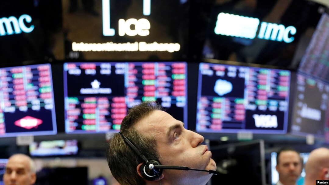Seorang pedagang bekerja di lantai Bursa Efek New York sesaat sebelum bel penutupan karena pasar mengalami penurunan yang signifikan di New York, AS, 25 Februari 2020. (Foto: REUTERS/Lucas Jackson)