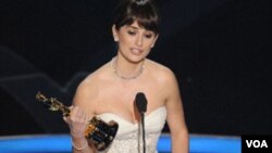 Penelope Cruz saat menerima Piala Oscar pada 2009. (Foto: VOA)