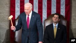 El vicepresidente Joe Biden en el Capitolio, junto al presidente de la Cámara de Representantes, Paul Ryan, declara que el Congreso certifica la victoria presidencial de Donald Trump.