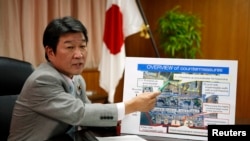 Menteri Perdagangan dan Ekonomi Jepang, Toshimitsu Motegi, menunjuk bagan pembangkit nuklir Fukushima Daiichi dalam sebuah interview dengan Retrers (4/9). 