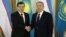 O'zbekiston Prezienti Shavkat Mirziyoyev (chapda) Qozog'iston rahbari Nursulton Nazarboyev bilan, Ostona, 23-mart, 2017-yil.
