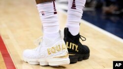 LeBron James porte une paire de chaussures avec le mot égalité brodé à l'arrière.