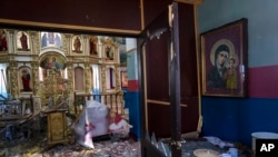 Daños se observan en una iglesia ortodoxa ucraniana en el polado de Yasnogorodk, en las afueras de Kiev, el 25 de marzo de 2022, donde las fuerzas ucranianas afirmaron que detuvieron el avance de la ofensiva rusa. 