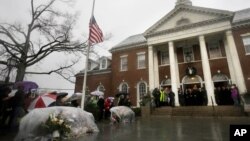 Thống đốc bang Connecticut Dan Malloy, cùng với các giới chức và dân chúng dành 1 phút mặc niệm cho nạn nhân vụ thảm sát ở Newtown, Connecticut tại Tòa thị chính, 21/12/12