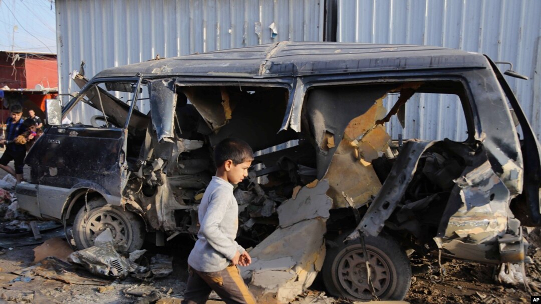 Seorang anak kecil berjalan di dekat lokasi serangan bom mobil di distrik Sadr City, Baghdad (8/12). Irak kembali diguncang serangan bom Senin 9/12 di Buhriz, Irak timur laut. 